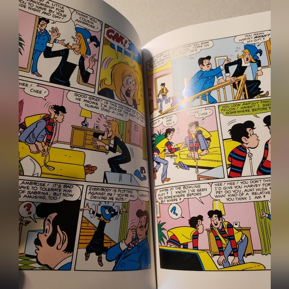 Archie comic hardback book and 2 smaller paper back books. Great condition. - Picture 2 of 7